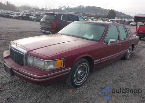 1992 Lincoln Town Car Executive z USA, uszkodzony, nr VIN 1LNLM81W3NY624124